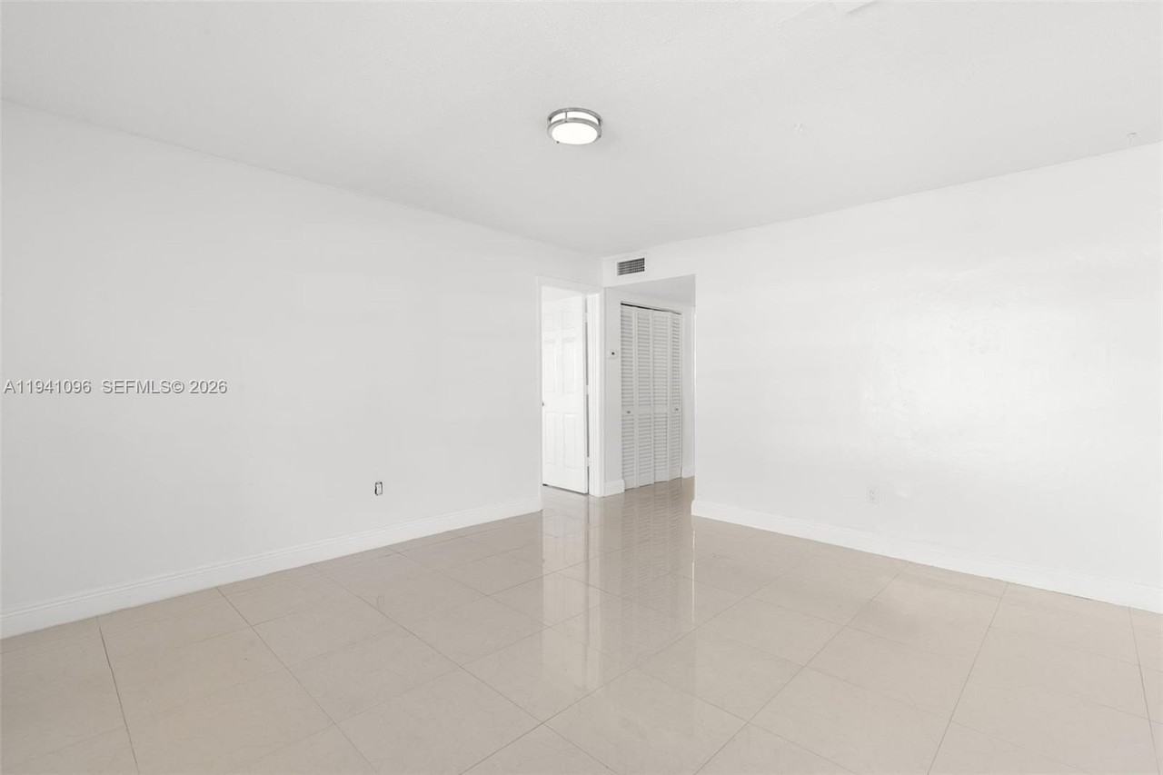 3805 Sw 54th Ave - Photo 6 of 16