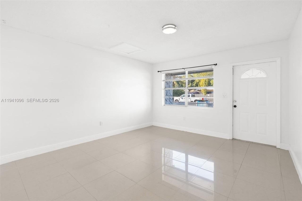 3805 Sw 54th Ave - Photo 7 of 16