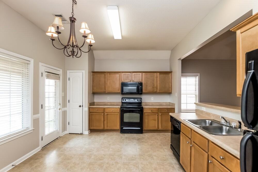 10215 Morning Hill Dr - Photo 4 of 13