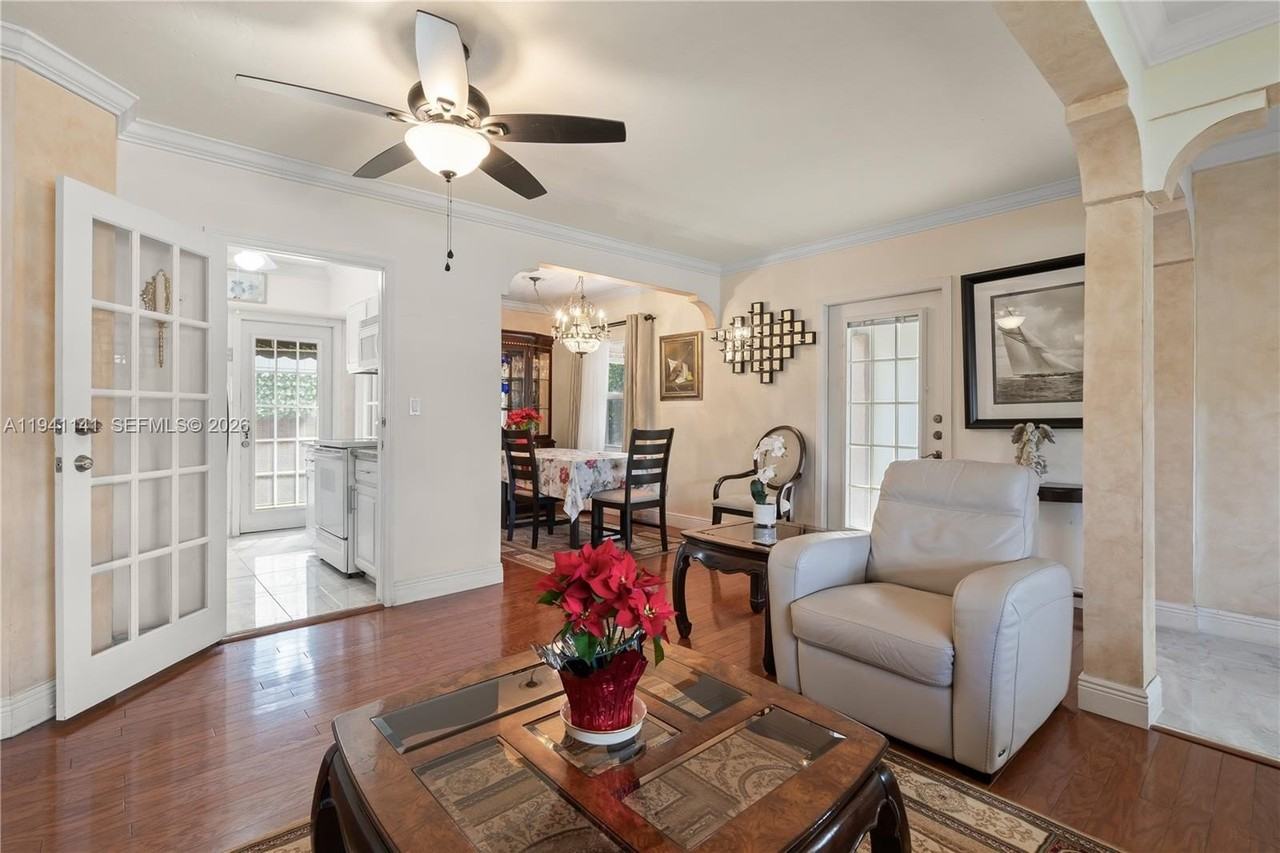 800 Ne 6th St #1 - Photo 6 of 21