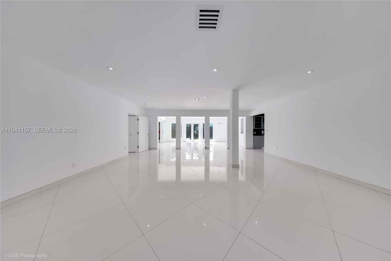 850 N Venetian Dr - Photo 3 of 26