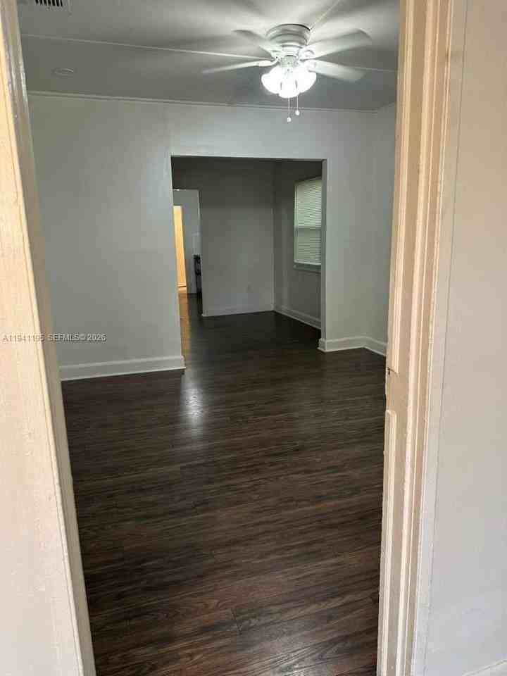 920 Nw 22nd Ct #920 - Photo 7 of 28