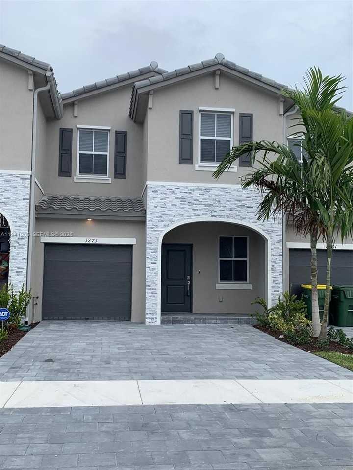 1271 Se 27th Ter #1271 - Photo 2 of 41