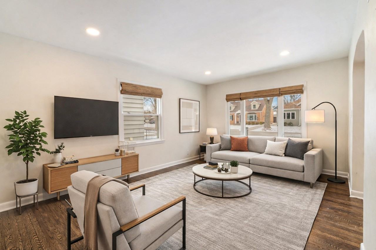 5751 N Shoreland Ave - Photo 3 of 25