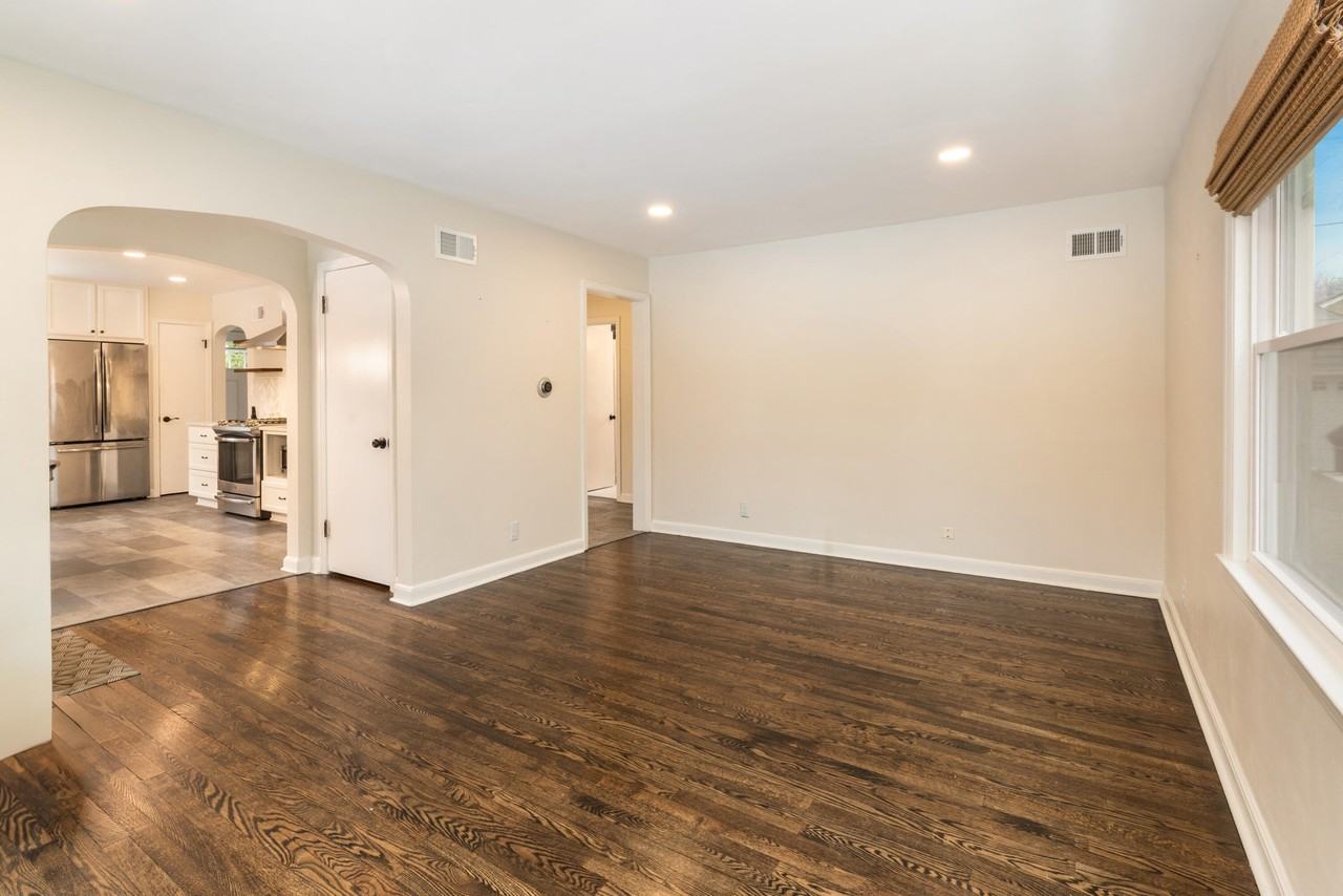 5751 N Shoreland Ave - Photo 5 of 25