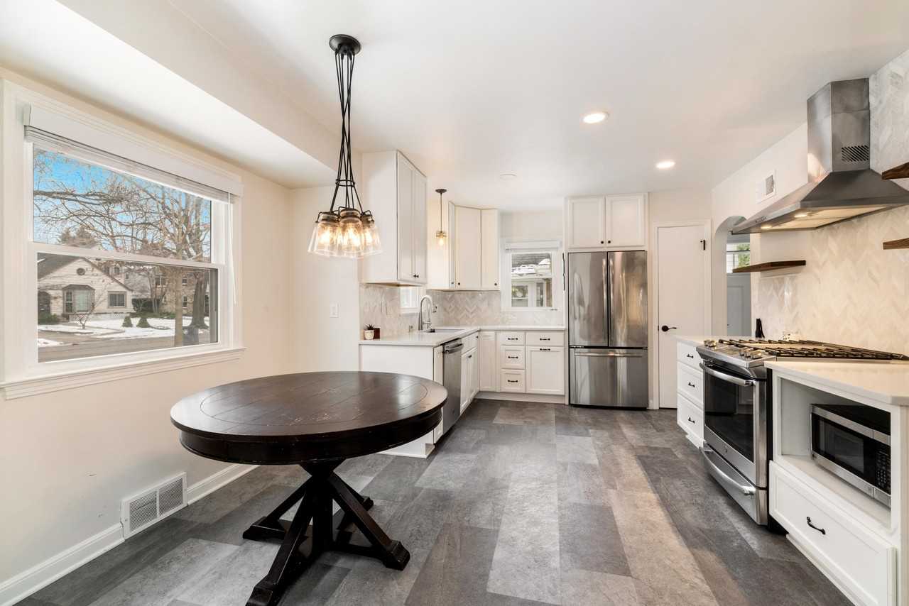 5751 N Shoreland Ave - Photo 7 of 25