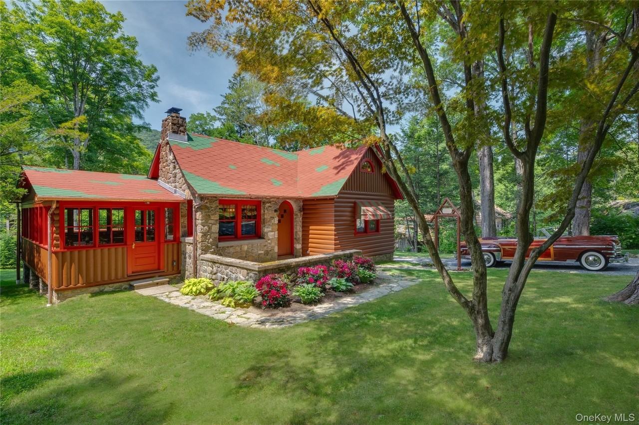 16 Locust Dr - Photo 2 of 50