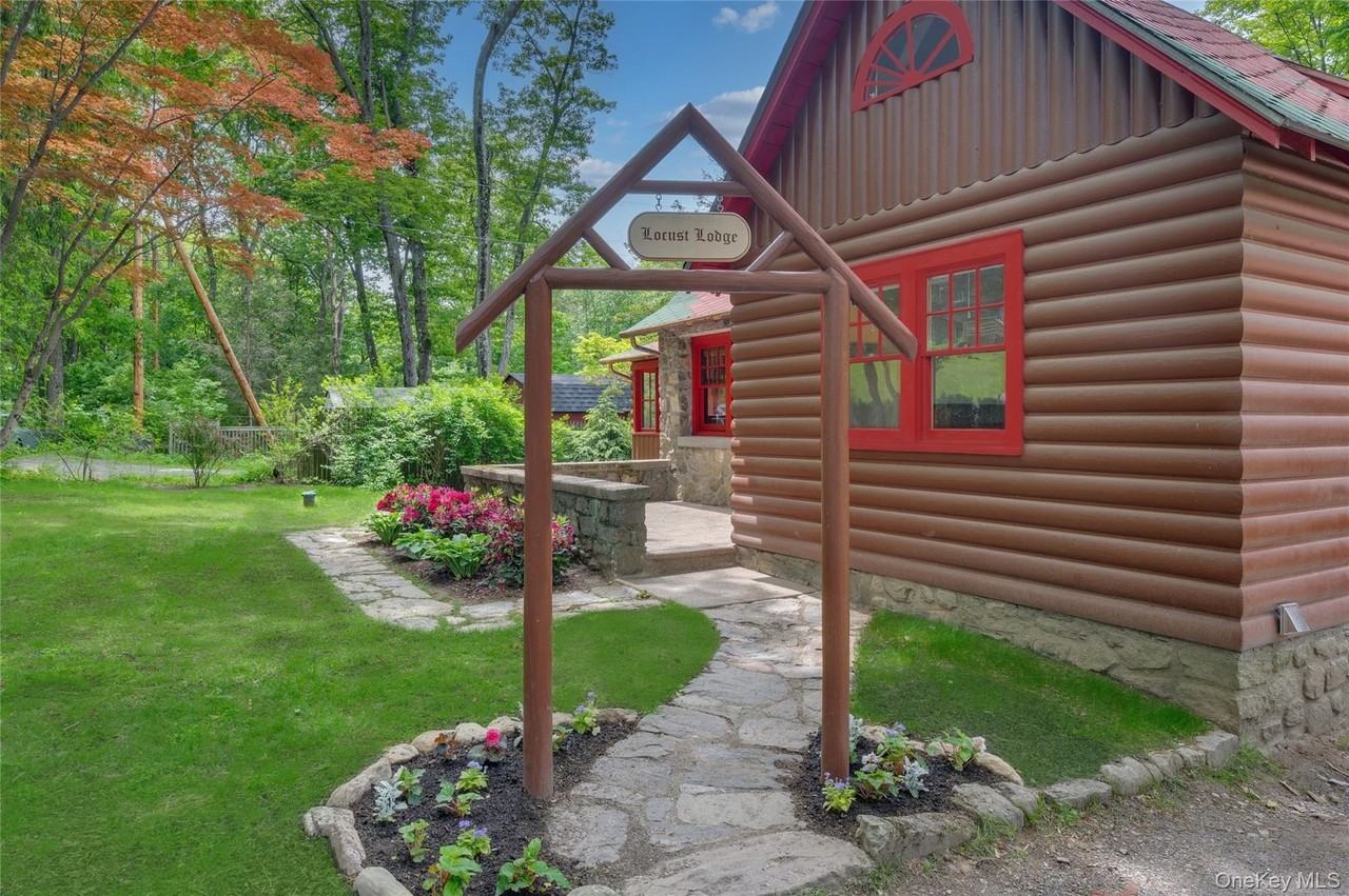 16 Locust Dr - Photo 3 of 50