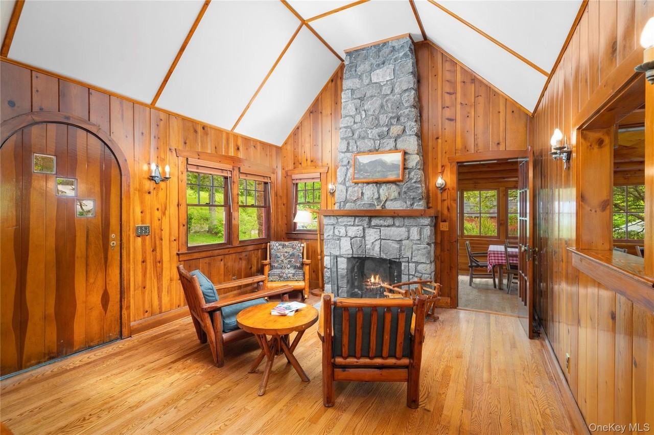 16 Locust Dr - Photo 6 of 50