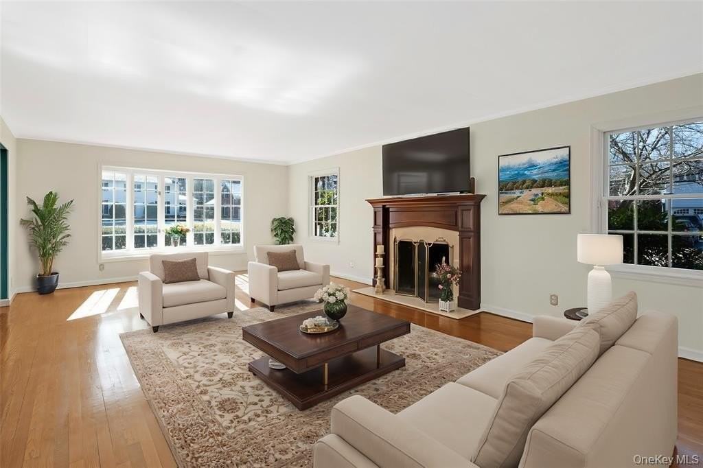 695 Hunt Ln - Photo 3 of 21