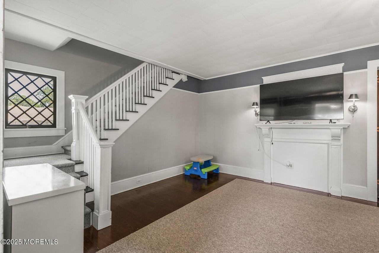 496 W Park Ave - Photo 2 of 35