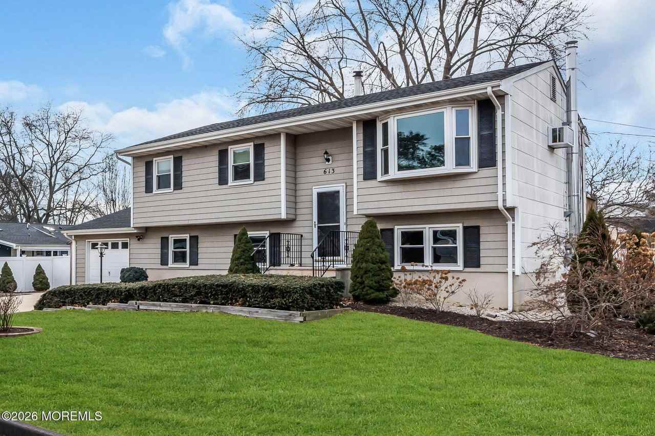 613 Champlain St - Photo 2 of 24