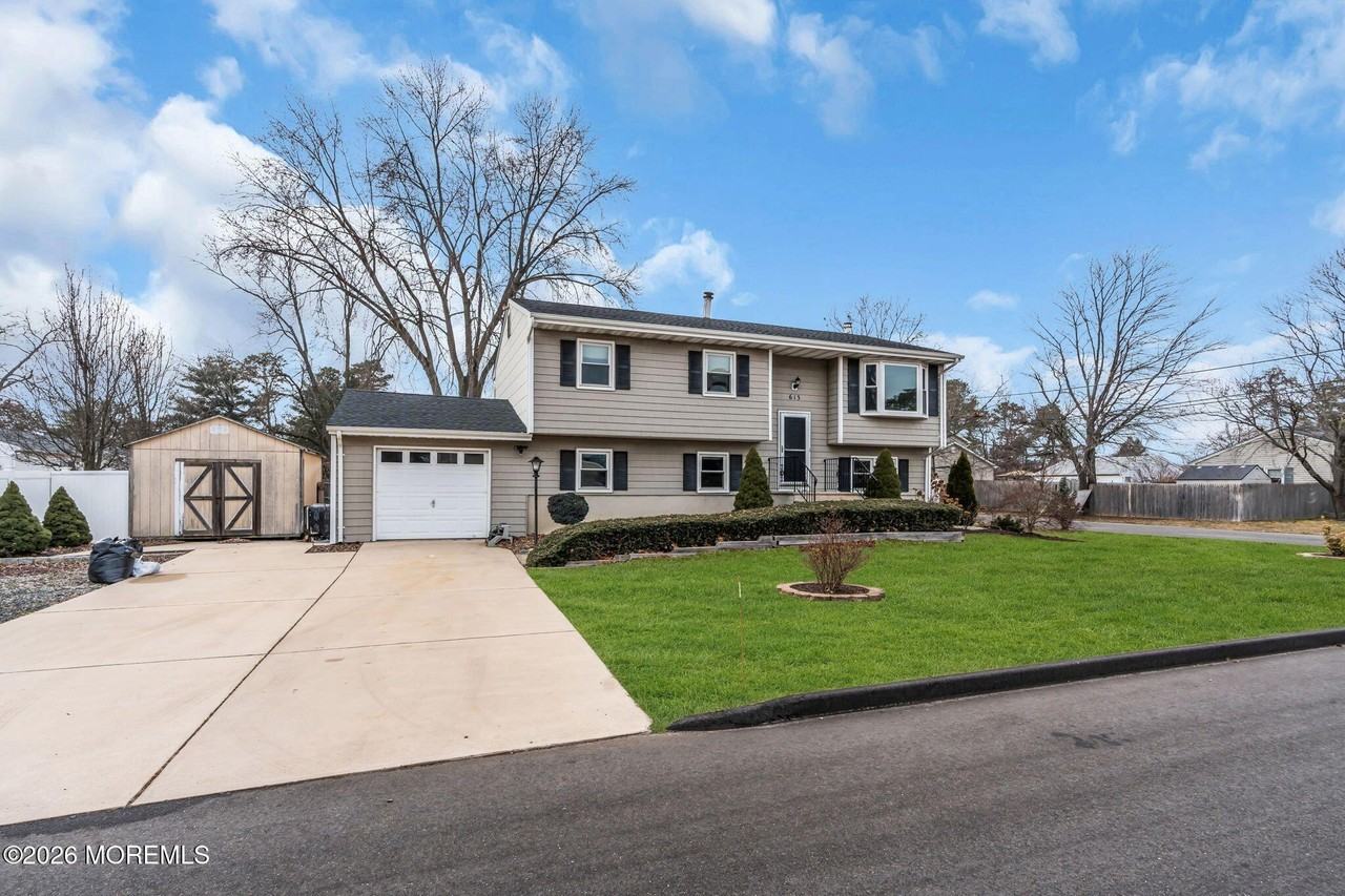 613 Champlain St - Photo 3 of 24