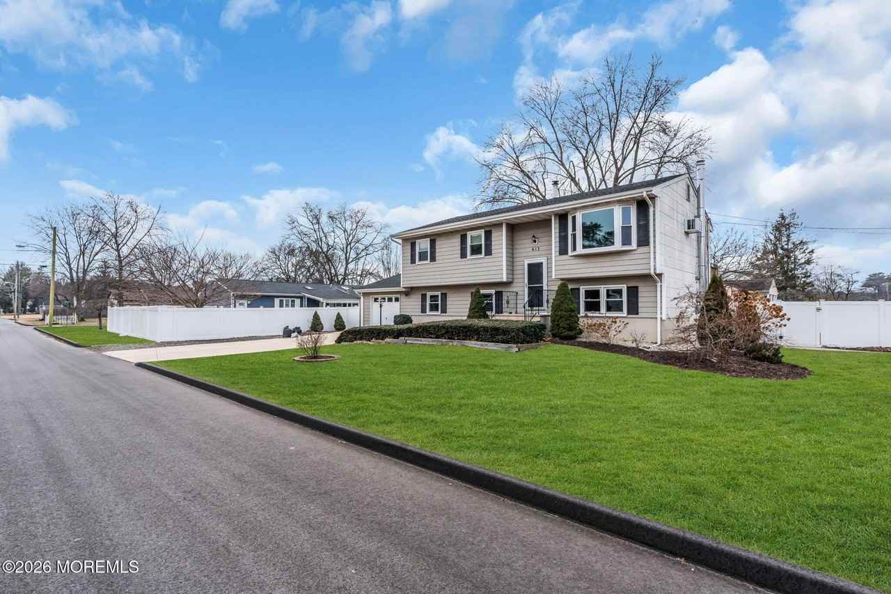 613 Champlain St - Photo 4 of 24