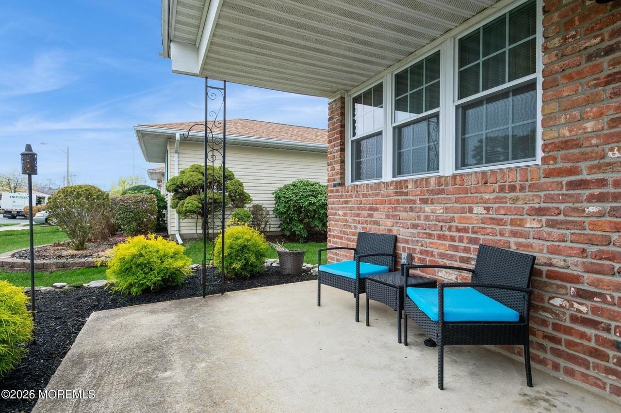 12 Paradise Blvd - Photo 3 of 17