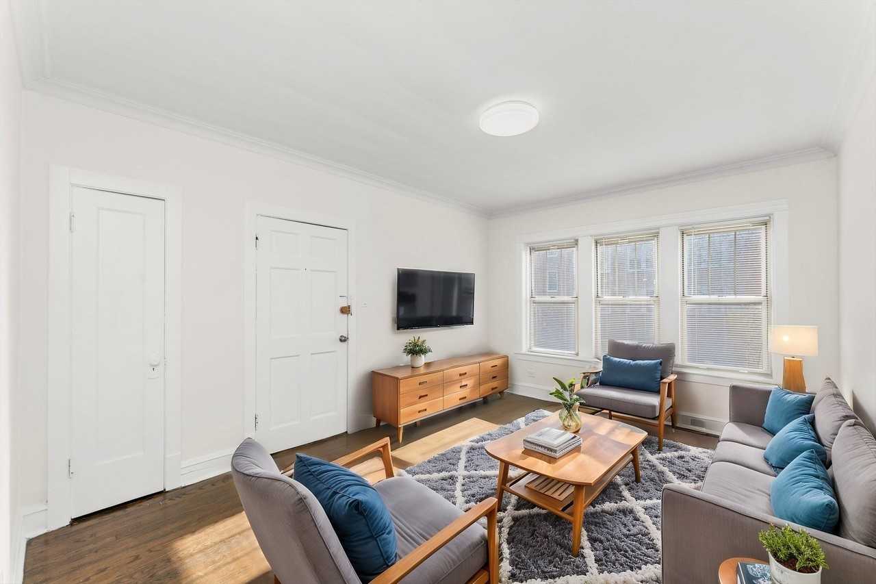 4744 W Roscoe St Apt 2 #2 - Photo 6 of 14