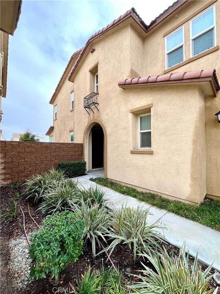 1586 Redwoods Drive Pl - Photo 2 of 18