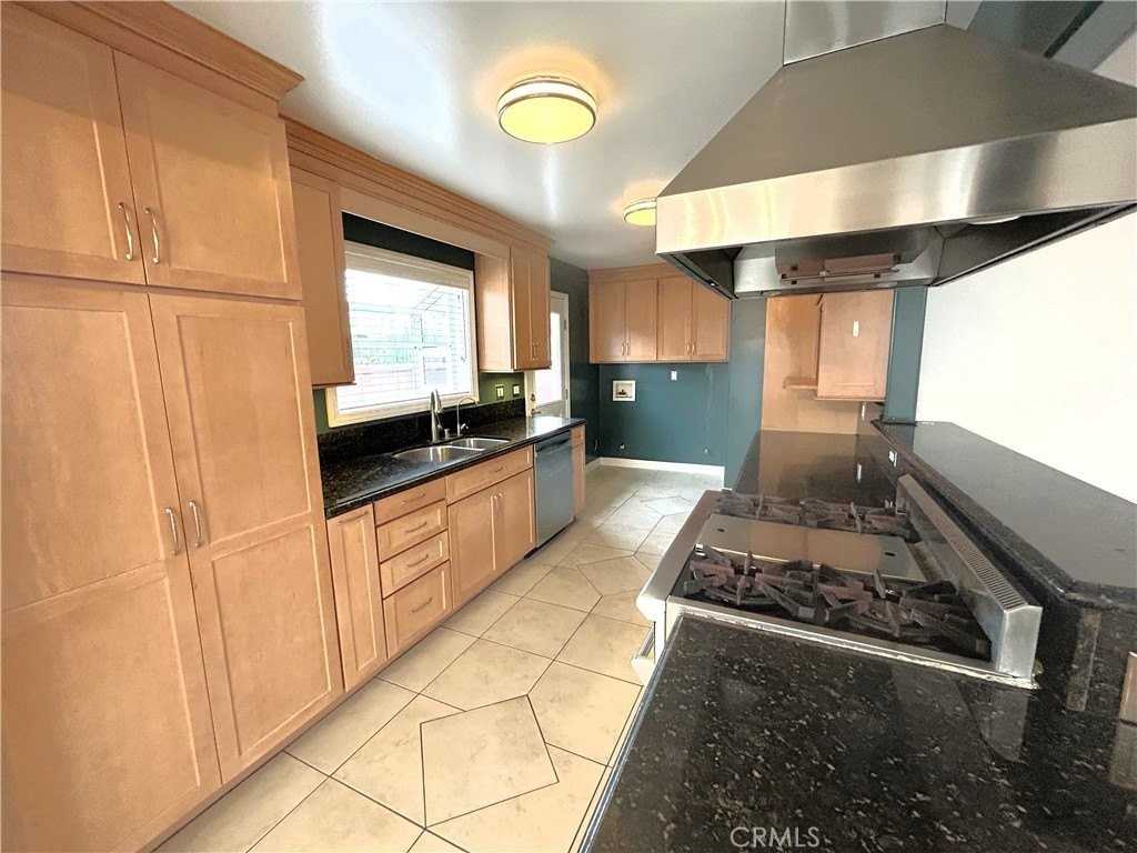 8441 San Marino Dr - Photo 5 of 31