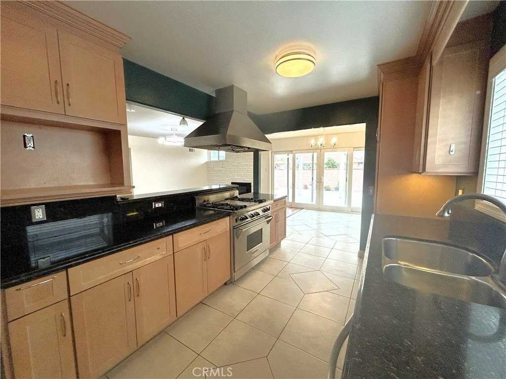 8441 San Marino Dr - Photo 6 of 31