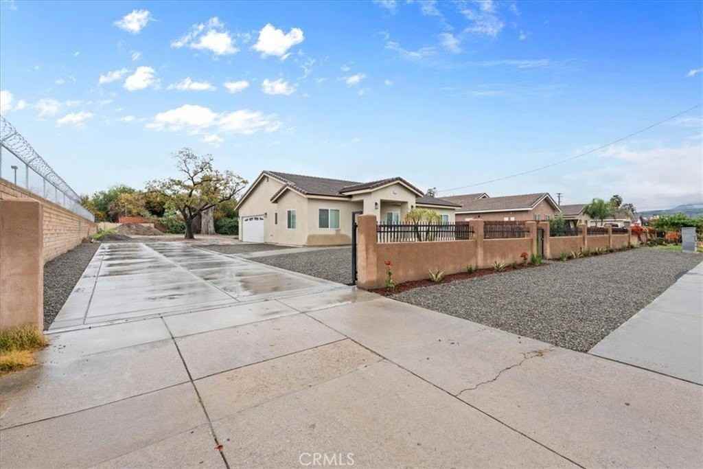 1435 Richardson St - Photo 2 of 25