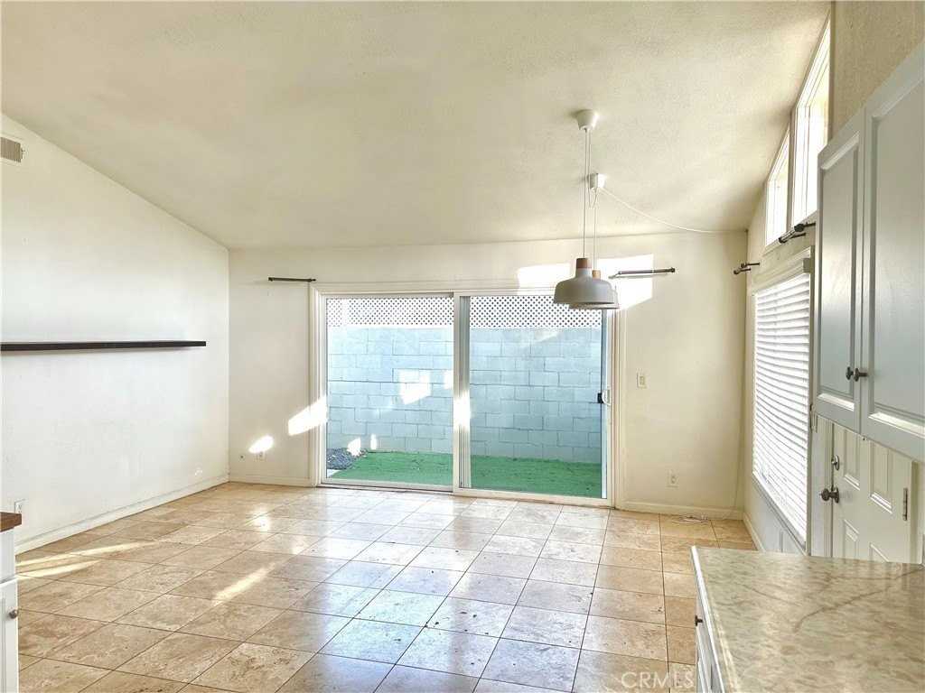 8441 Doncaster Dr - Photo 5 of 23