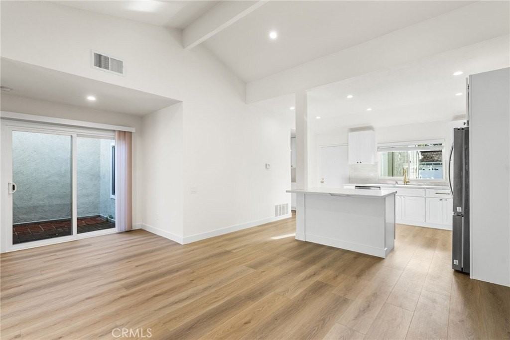 8 Acorn - Photo 7 of 23