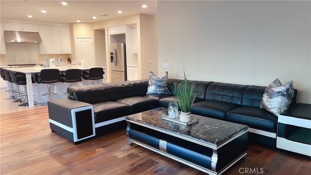 109 Sideways - Photo 2 of 12