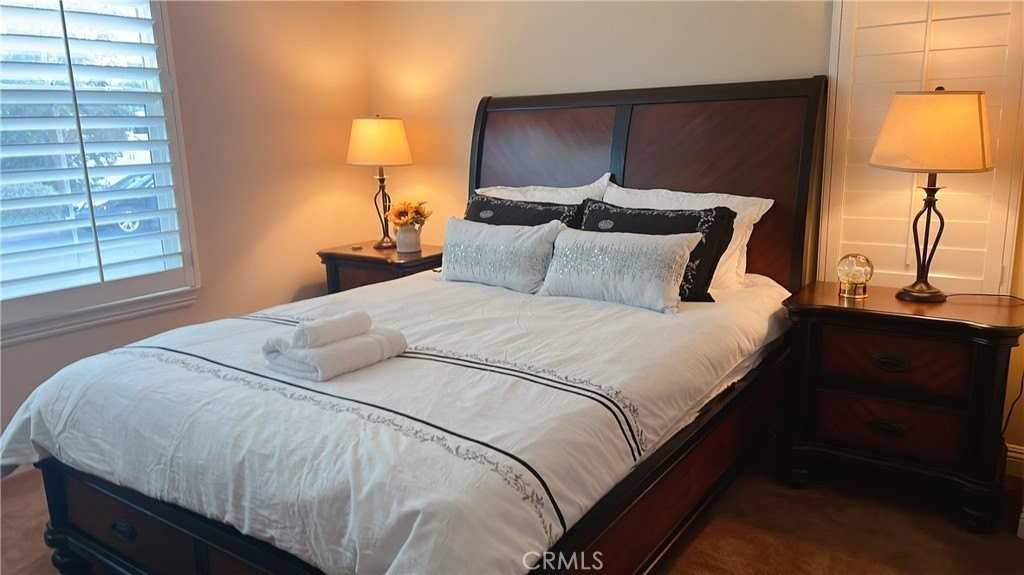 109 Sideways - Photo 5 of 12