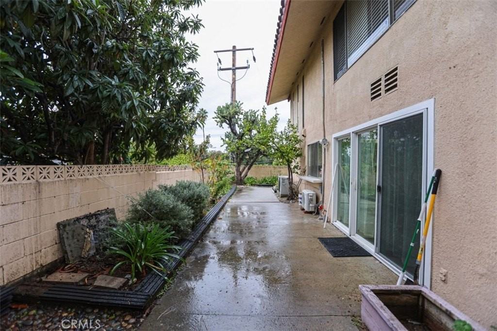 1271 Oakglen Ave - Photo 3 of 50