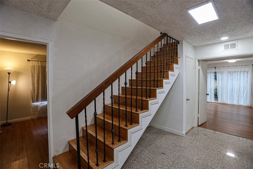 1271 Oakglen Ave - Photo 4 of 50