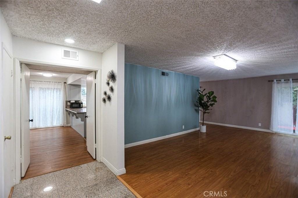 1271 Oakglen Ave - Photo 5 of 50