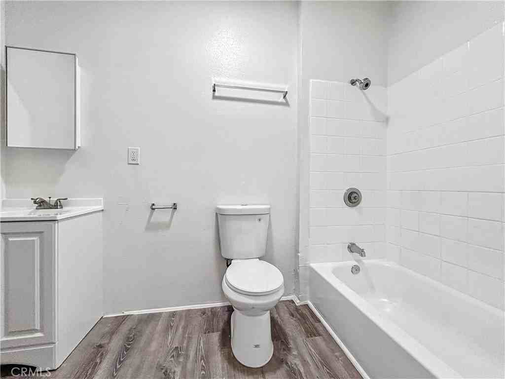 827 W 40th Pl #1-2 - Photo 2 of 8