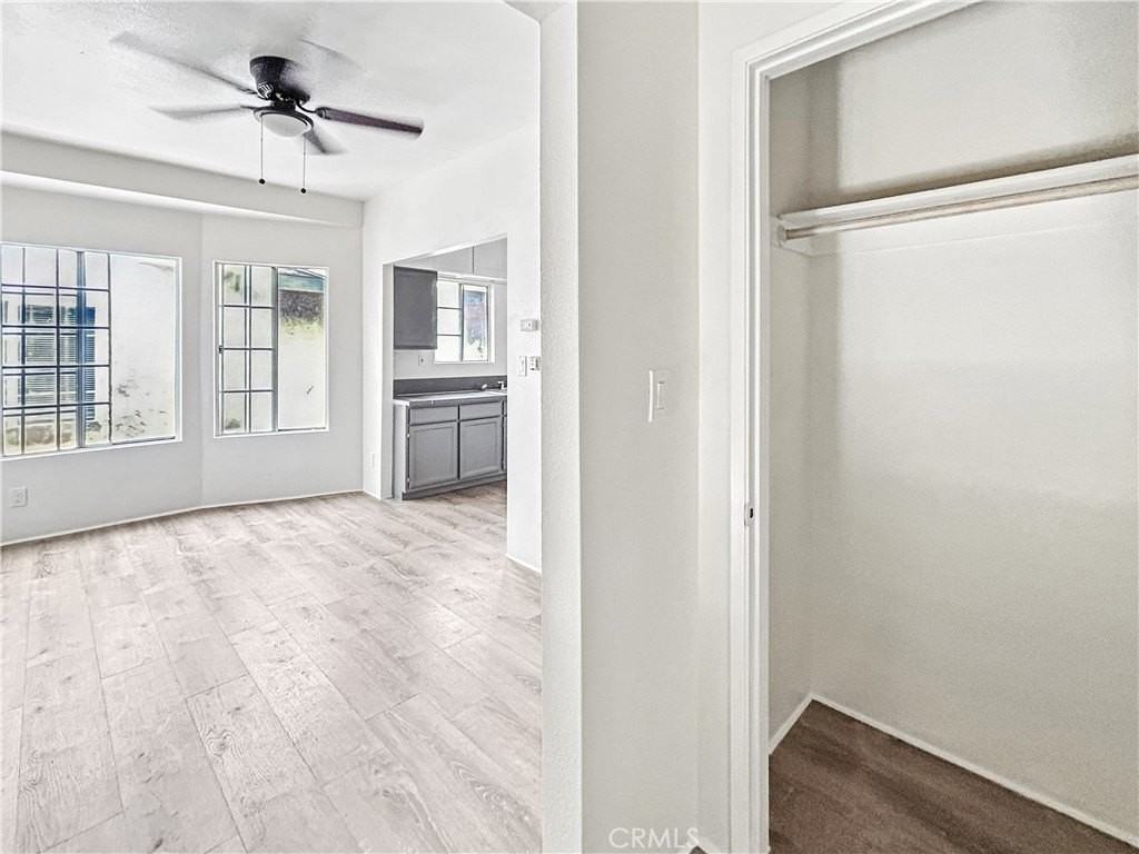 827 W 40th Pl #1-2 - Photo 6 of 8