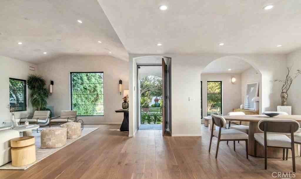 12106 Maxwellton Rd - Photo 3 of 39