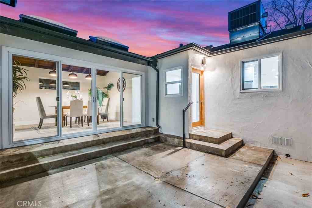 5010 Sunnyslope Ave - Photo 3 of 21