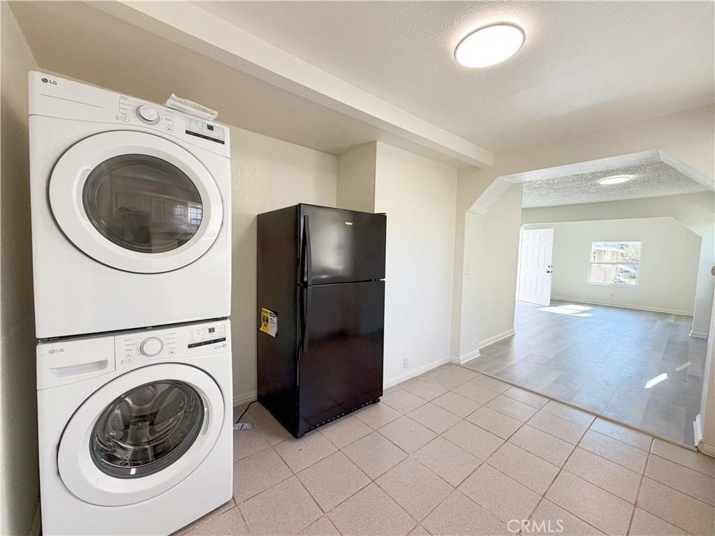 279 Parke St - Photo 3 of 18