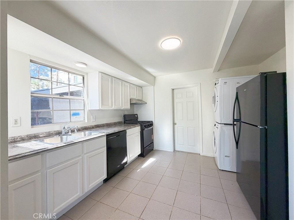 279 Parke St - Photo 4 of 18