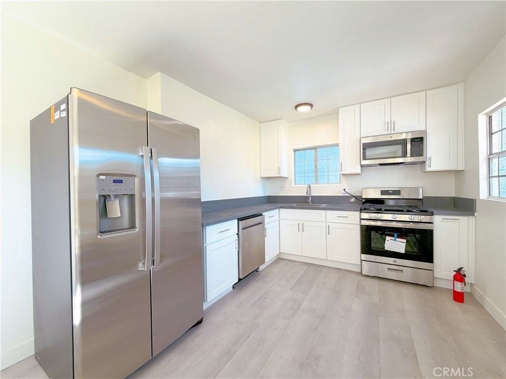 285 Parke St - Photo 2 of 25