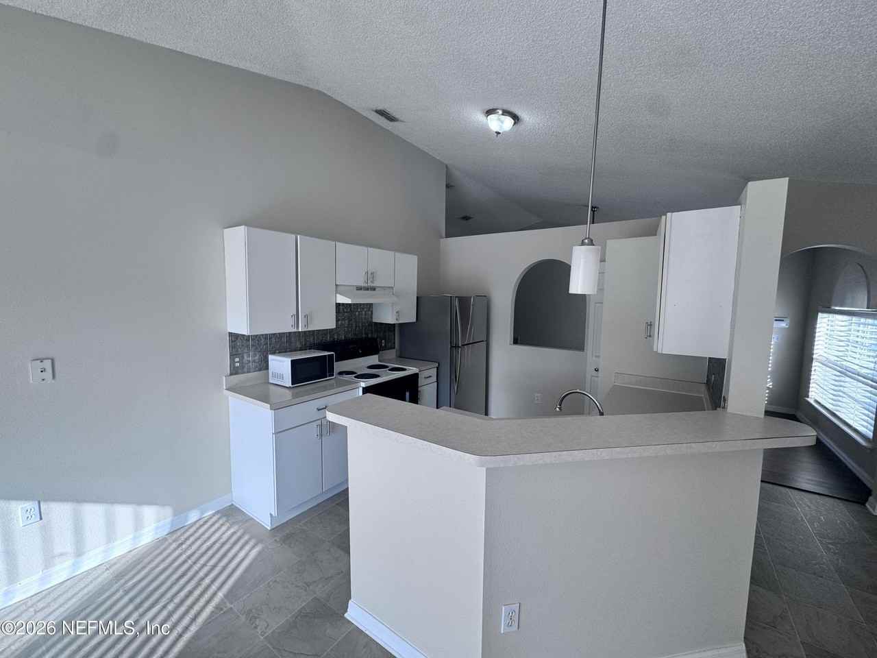 8440 Oak Crossing Dr W - Photo 5 of 19