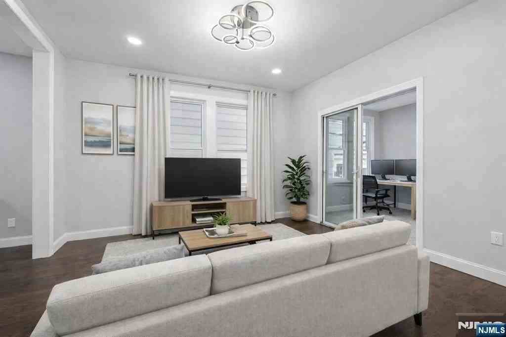 66 Hoover Ave - Photo 4 of 14