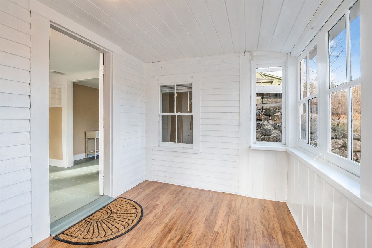 52 Pine St - Photo 3 of 32