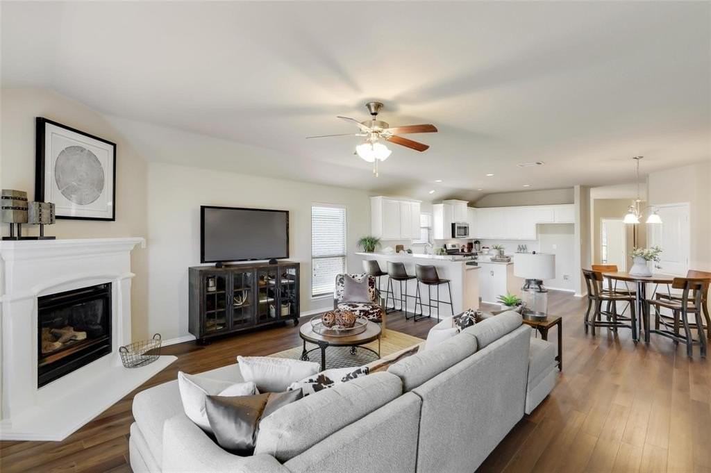 801 Golden Bear Ln - Photo 4 of 27