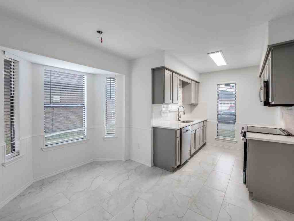 2035 Avignon Dr - Photo 4 of 12