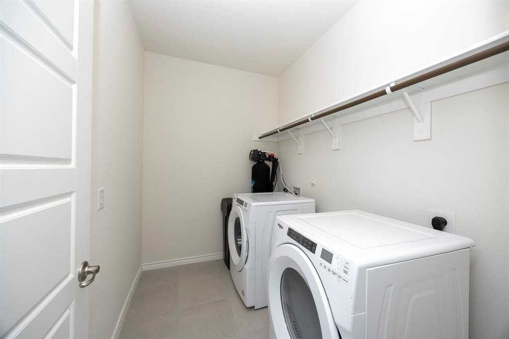 1001 Marigold St - Photo 6 of 37