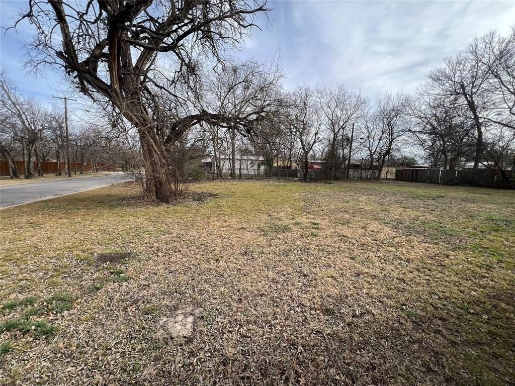 1721 N Ross Ave - Photo 4 of 12