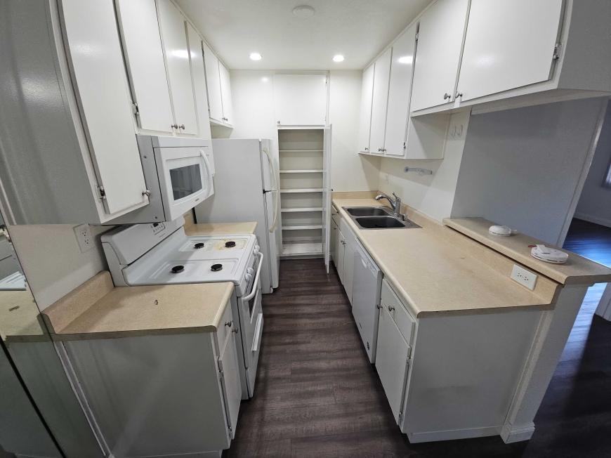 15055 Magnolia Blvd - Photo 6 of 10