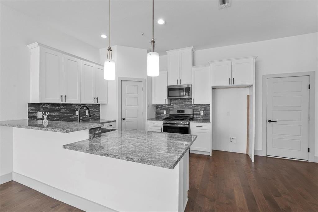 6059 Rivendell Dr - Photo 4 of 30