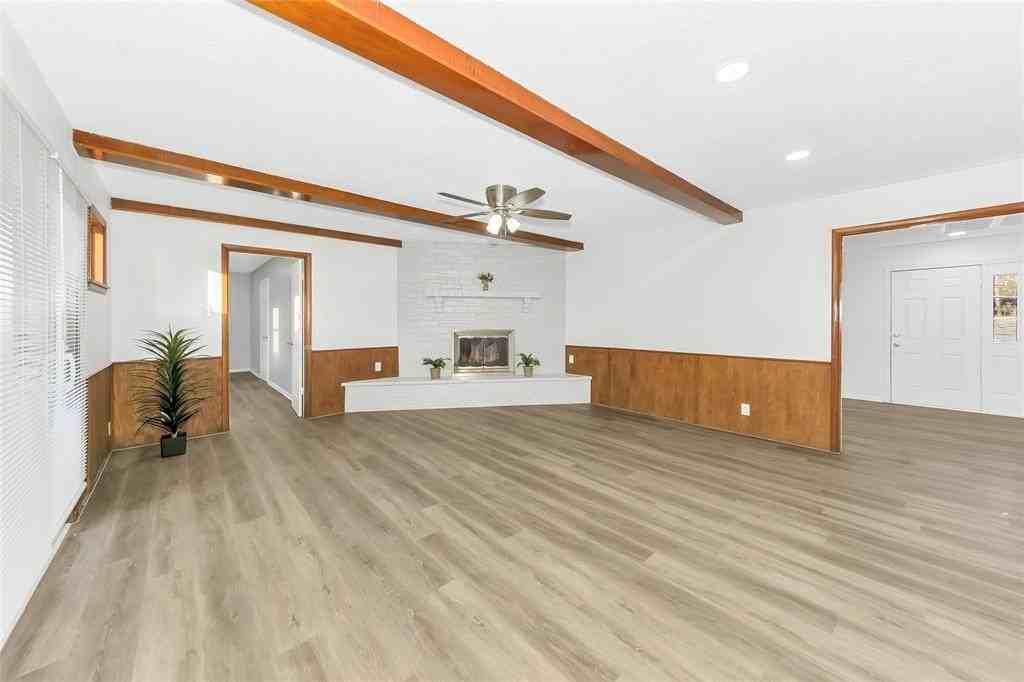 828 S Collins St - Photo 4 of 40