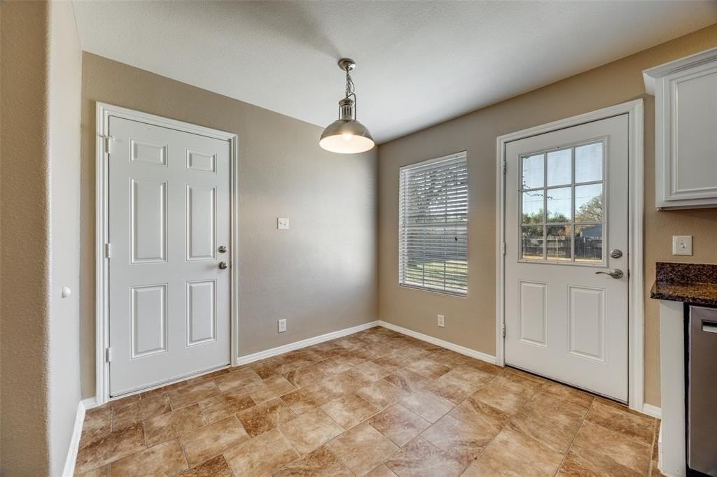 900 N Brents Ave - Photo 5 of 24