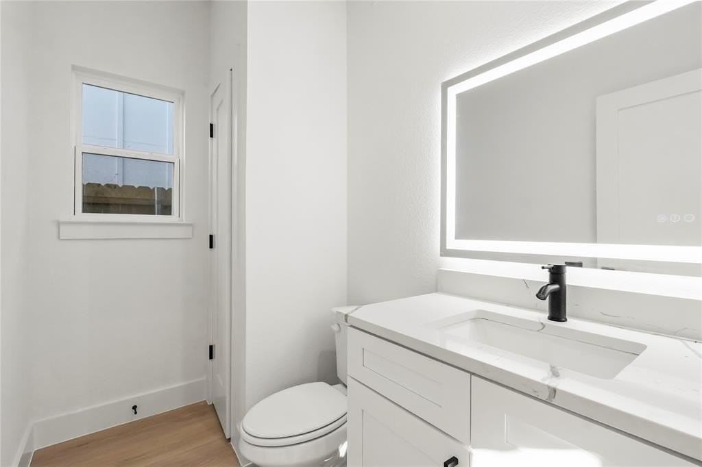 2404 Scott St - Photo 5 of 23